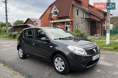 Хетчбек Dacia Sandero 2009 в 