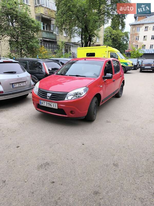 Хэтчбек Dacia Sandero 2009 в 