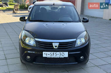 Хэтчбек Dacia Sandero 2010 в 