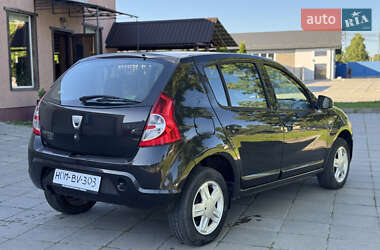 Хэтчбек Dacia Sandero 2010 в 