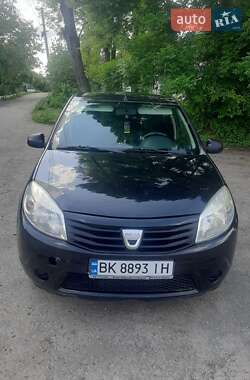 Хэтчбек Dacia Sandero 2009 в Остроге