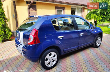 Хэтчбек Dacia Sandero 2009 в 