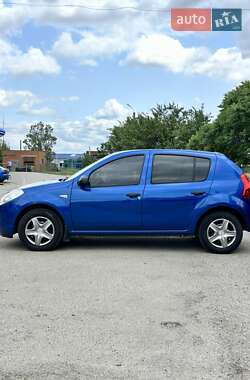 Хетчбек Dacia Sandero 2009 в 