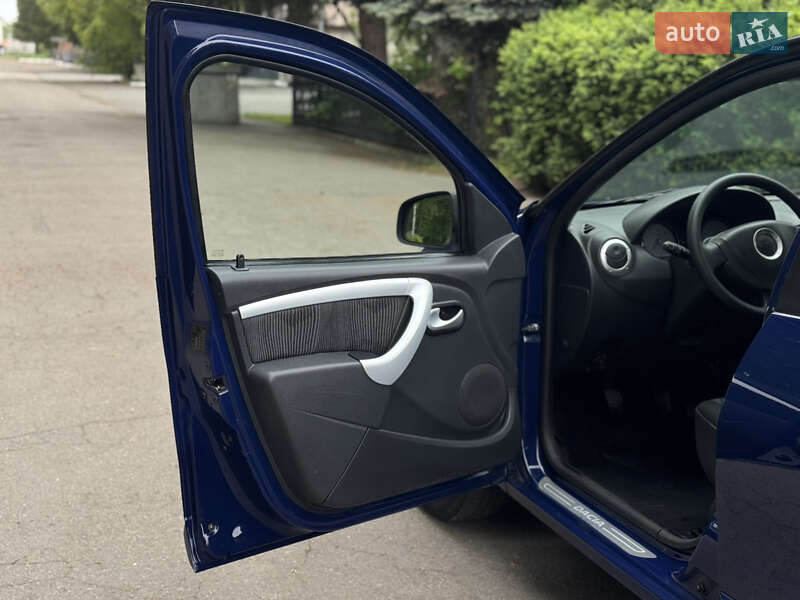 Хэтчбек Dacia Sandero 2010 в Умани