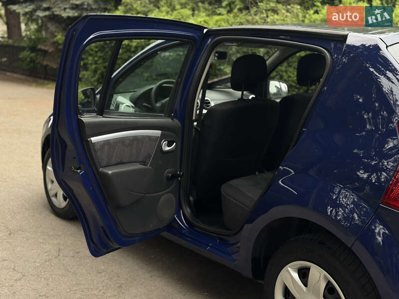Хэтчбек Dacia Sandero 2010 в Умани