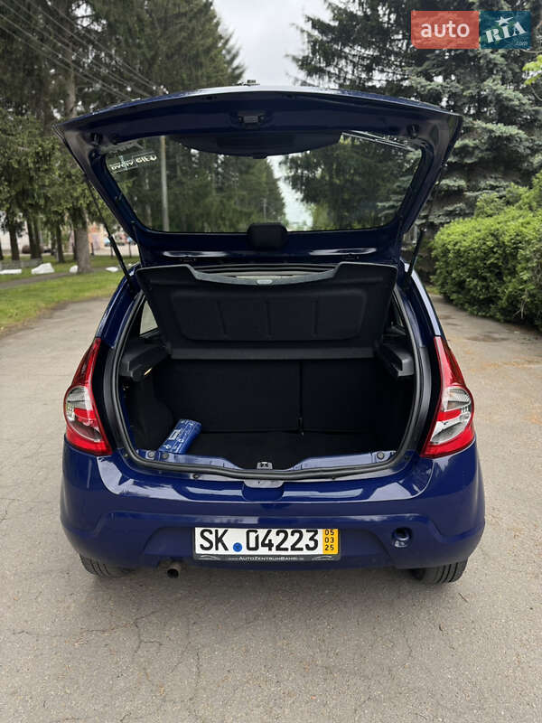 Хэтчбек Dacia Sandero 2010 в Умани