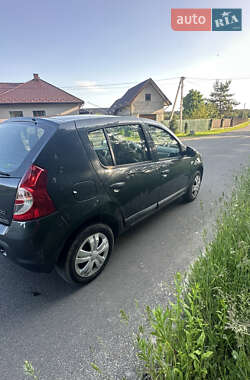 Хетчбек Dacia Sandero 2010 в 