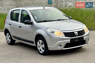 Хэтчбек Dacia Sandero 2010 в Киеве