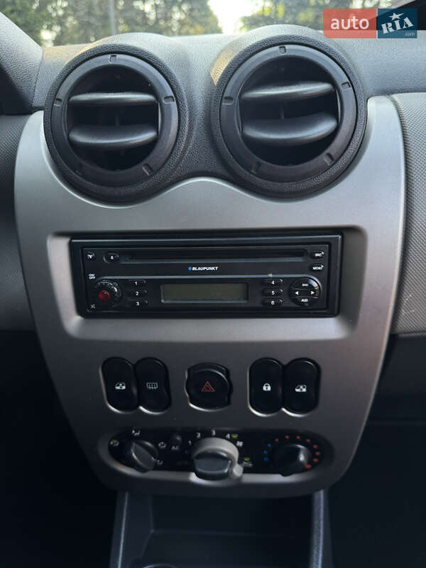 Хэтчбек Dacia Sandero 2010 в Умани