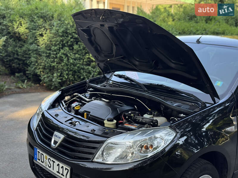 Хэтчбек Dacia Sandero 2010 в Умани