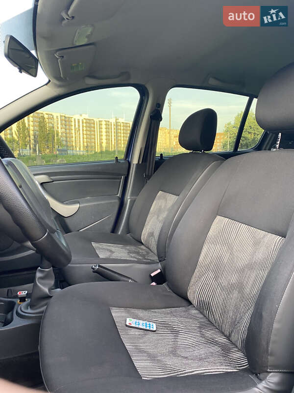 Хэтчбек Dacia Sandero 2009 в Виннице