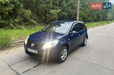 Хэтчбек Dacia Sandero 2009 в Умани
