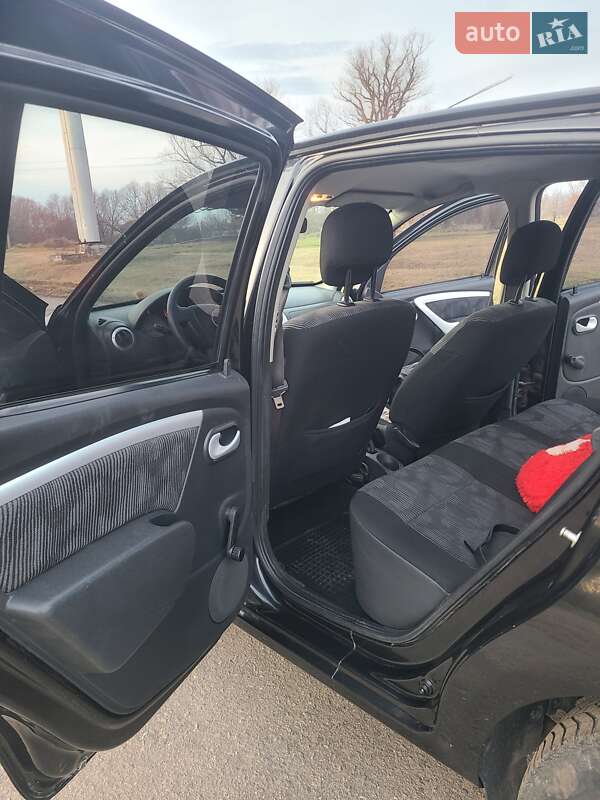 Хэтчбек Dacia Sandero 2010 в Ямполе