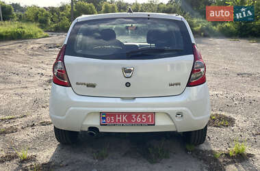 Хетчбек Dacia Sandero 2009 в 
