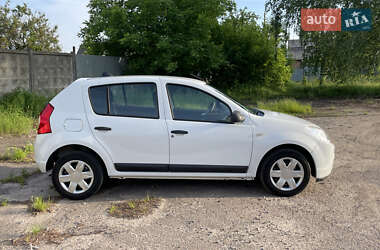 Хетчбек Dacia Sandero 2009 в 