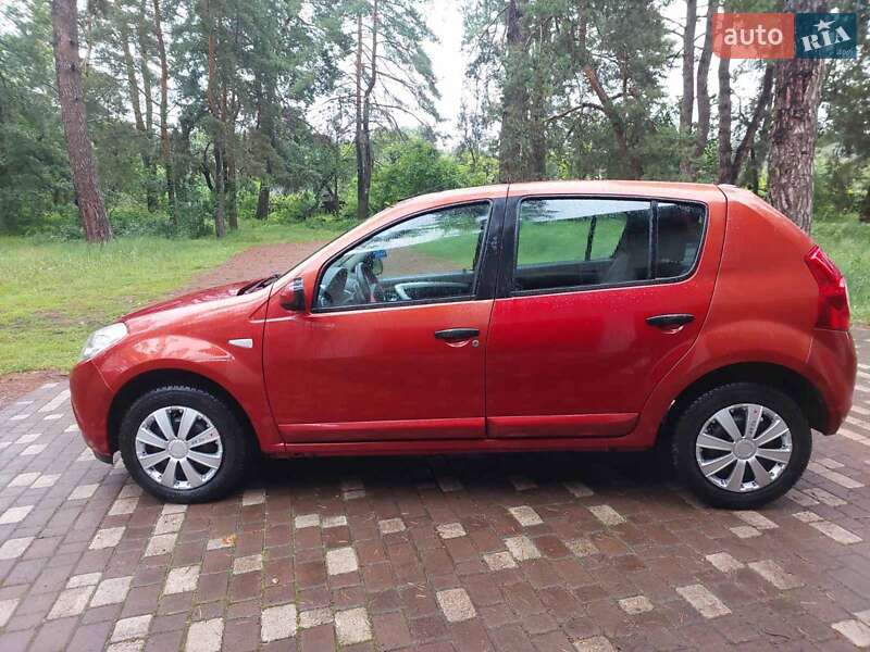 Хэтчбек Dacia Sandero 2008 в 