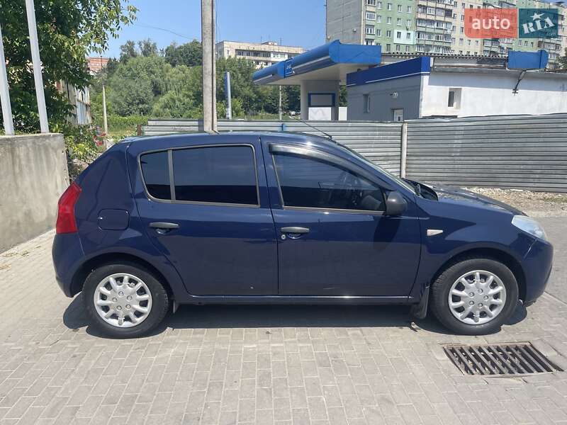 Хэтчбек Dacia Sandero 2009 в Черновцах