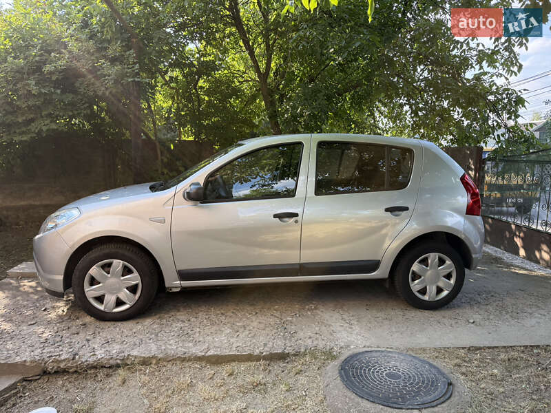 Хэтчбек Dacia Sandero 2009 в Черновцах