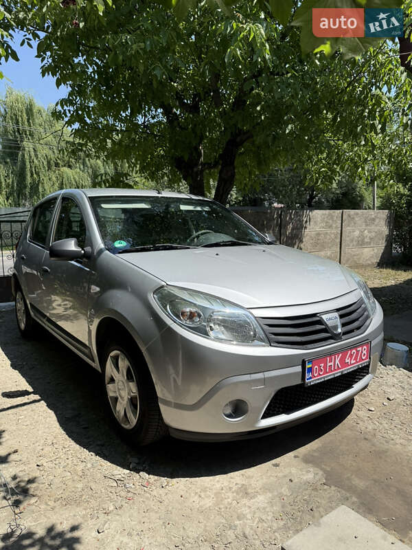 Хэтчбек Dacia Sandero 2009 в Черновцах