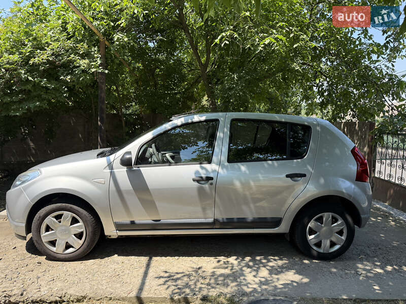 Хэтчбек Dacia Sandero 2009 в Черновцах