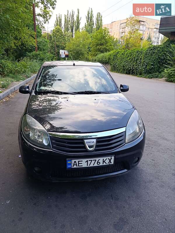 Хэтчбек Dacia Sandero 2010 в 