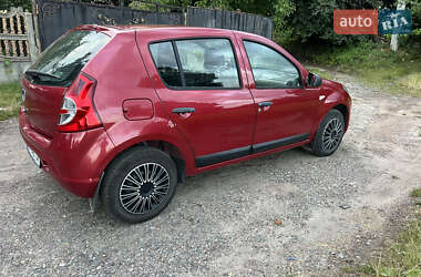 Хэтчбек Dacia Sandero 2010 в 
