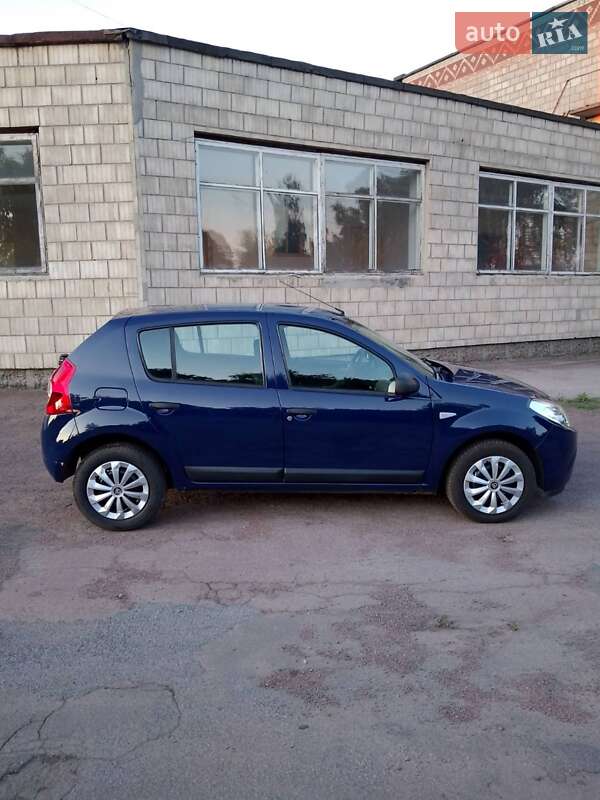 Хэтчбек Dacia Sandero 2009 в Конотопе