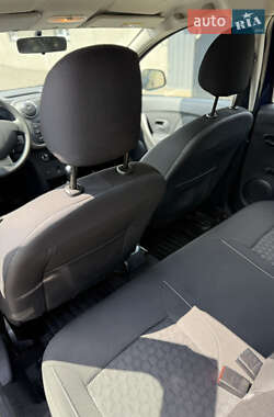 Хэтчбек Dacia Sandero 2015 в 