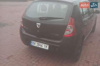 Хэтчбек Dacia Sandero 2010 в 