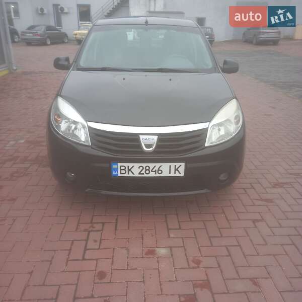 Хэтчбек Dacia Sandero 2010 в 