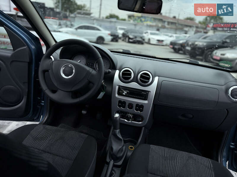 Хетчбек Dacia Sandero 2009 в Дніпрі