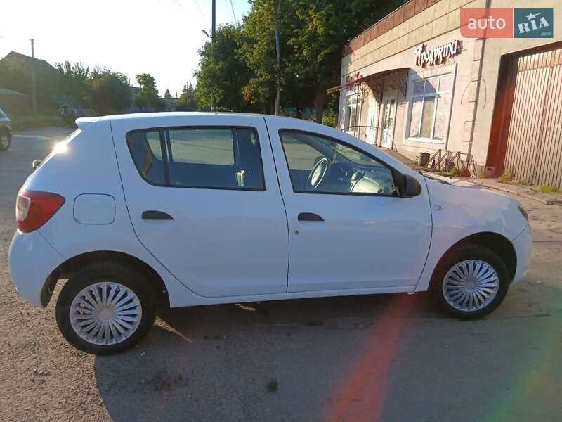 Хэтчбек Dacia Sandero 2013 в Глухове