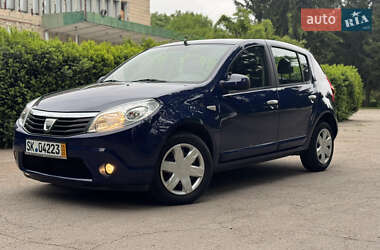 Хэтчбек Dacia Sandero 2010 в 
