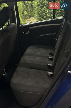 Хэтчбек Dacia Sandero 2010 в 