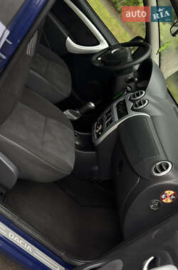 Хэтчбек Dacia Sandero 2010 в 