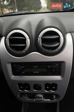 Хэтчбек Dacia Sandero 2010 в 