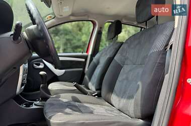 Хэтчбек Dacia Sandero 2010 в 
