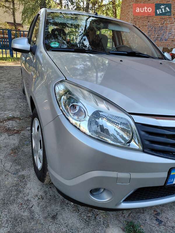 Хетчбек Dacia Sandero 2008 в Охтирці