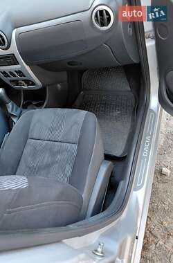 Хэтчбек Dacia Sandero 2008 в 