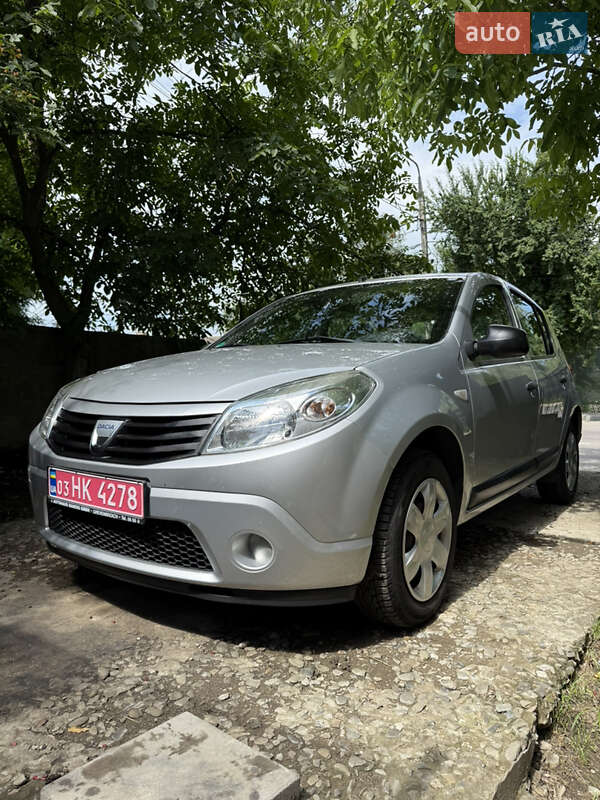 Хэтчбек Dacia Sandero 2009 в Черновцах