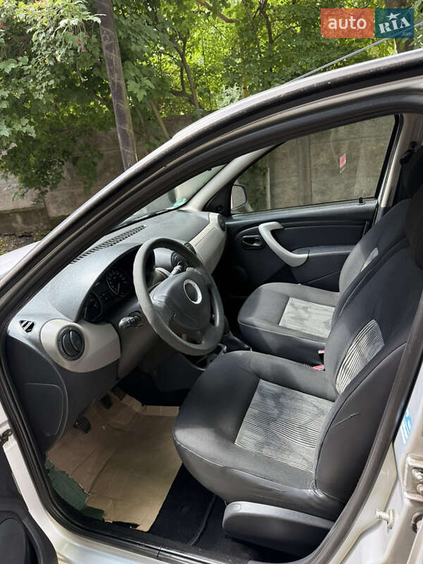 Хэтчбек Dacia Sandero 2009 в Черновцах