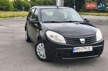 Хэтчбек Dacia Sandero 2010 в 