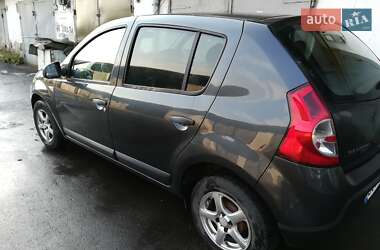 Хэтчбек Dacia Sandero 2010 в Львове