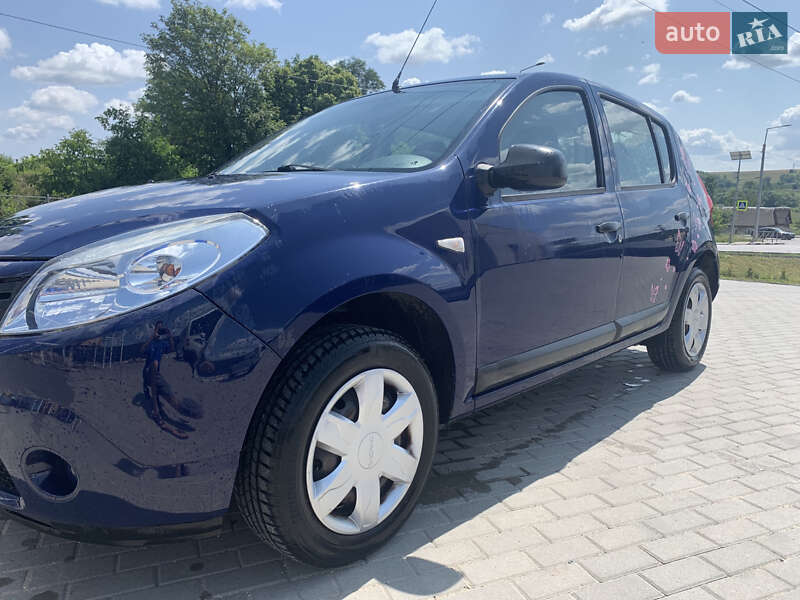 Хэтчбек Dacia Sandero 2009 в 