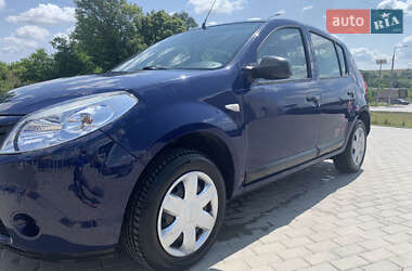 Хэтчбек Dacia Sandero 2009 в 