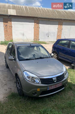 Хэтчбек Dacia Sandero 2009 в Ромнах