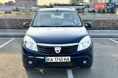 Хэтчбек Dacia Sandero 2010 в 