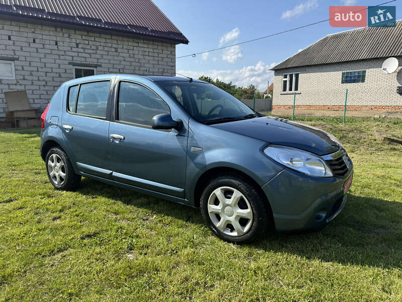 Хетчбек Dacia Sandero 2008 в Володимирі