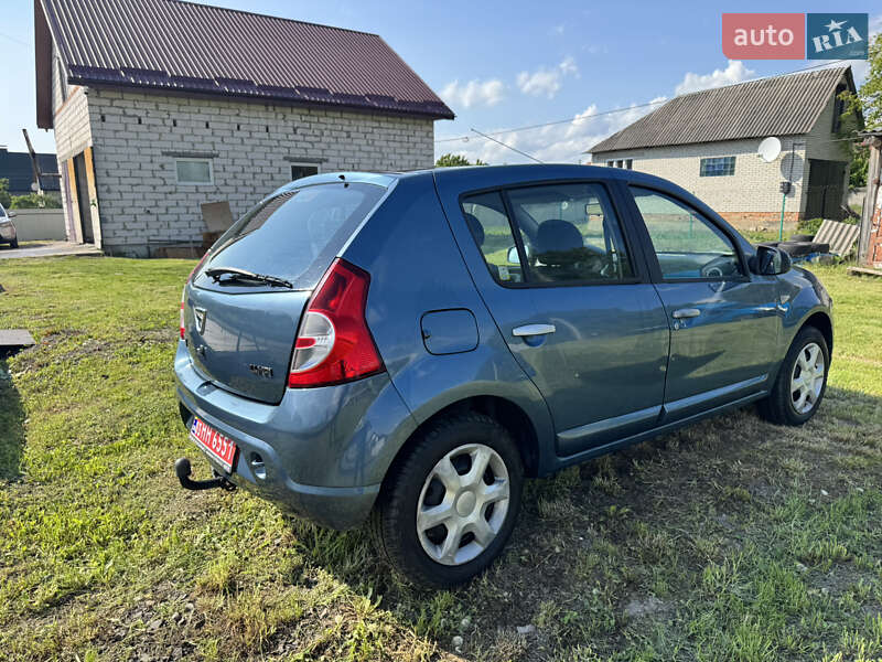 Хетчбек Dacia Sandero 2008 в Володимирі