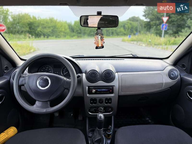 Хэтчбек Dacia Sandero 2010 в Мене